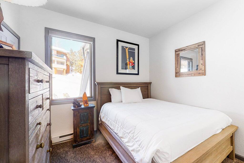 Ganze Wohnung, Gemeinschafts-Whirlpool mit Bergblick und Nähe zu Skipisten und Sommer-Radwegen. in Mammoth Lakes, Mammoth Mountain