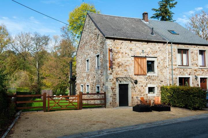 Location de vacances pour 8 personnes, avec Terrasse ainsi que Jardin et Vue dans Mormont