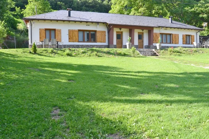Casa de vacaciones para 6 personas, con vistas además de jardín y piscina - 1