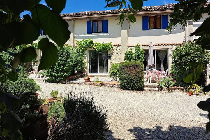 Gîte pour 8 personnes, avec jardin ainsi que terrasse et piscine à Saint-Pierre-de-Juillers