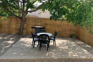 Gîte pour 2 personnes, avec vue ainsi que jardin et terrasse à Vinassan