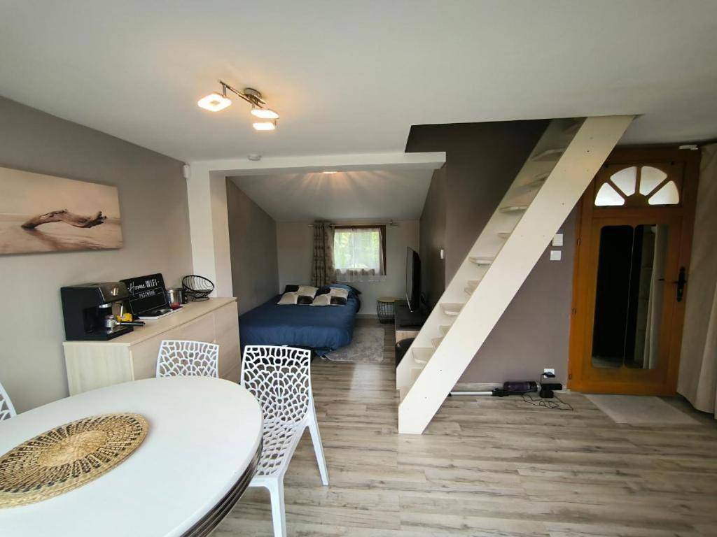Appartement entier, Havre de Paix avec Jardin privatif et Parking Gratuit à 15 min de Versailles in Montigny-le-Bretonneux, Yvelines