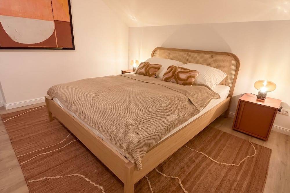 Ganze Wohnung, Design-Apartment im Dachgeschoss mit Küche und Smart-TV in Unterschleißheim, Landkreis München