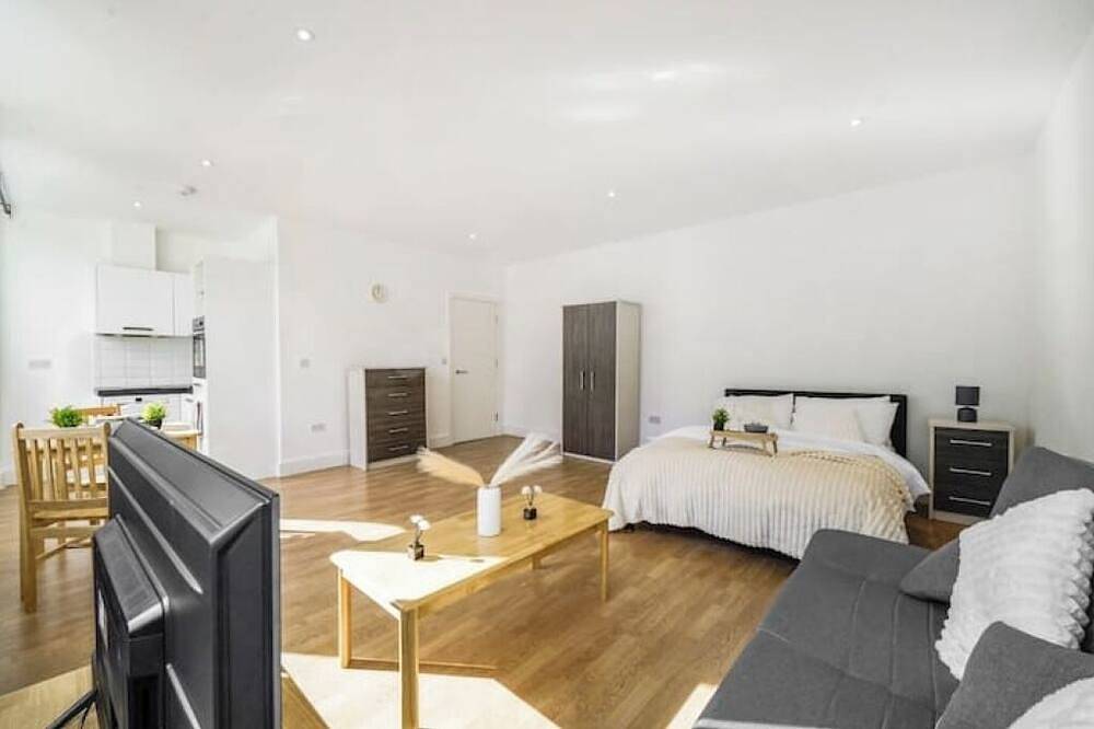 Hel leilighet, New Private Studio with parking in Elstree and Borehamwood, Hertfordshire