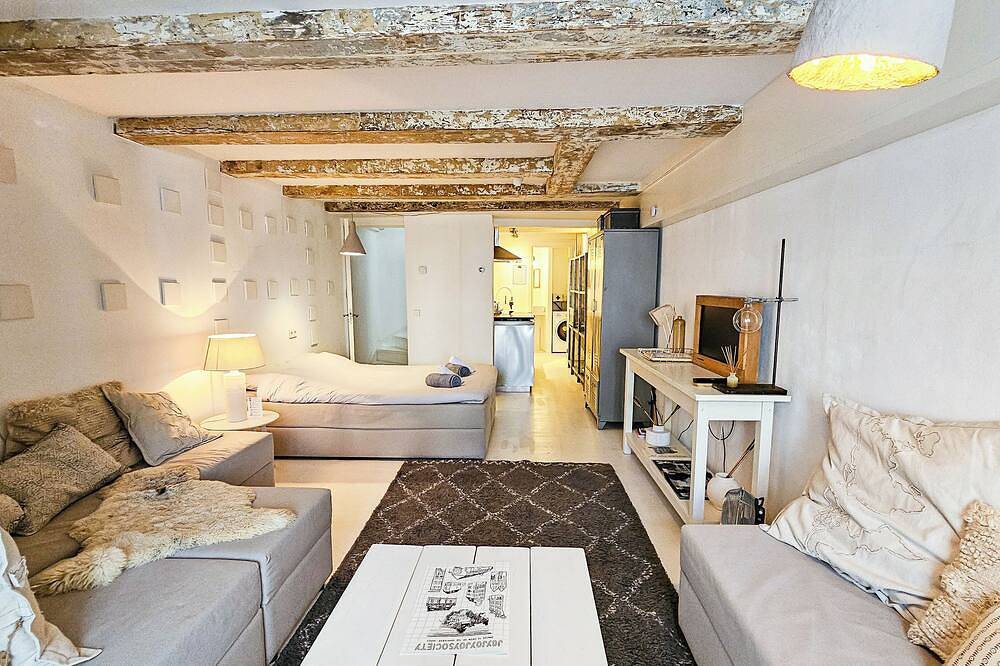 White Wilde beautiful apartment in the heart of Amsterdam in Dutch Coast
