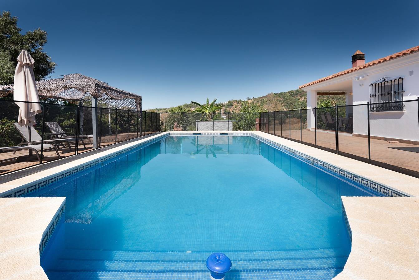 Chalet 'La Madriguera' with Mountain Views, Private Pool and Wi-Fi in Estepona, Costa del Sol