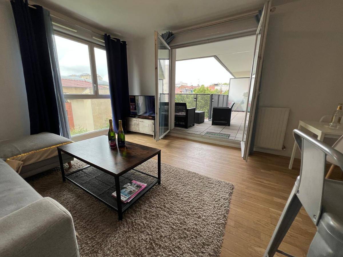 Appartement entier, Appartement 2 chambres, Terrasse, Parking gratuit, Métro 13, Paris in Malakoff, Hauts-de-Seine