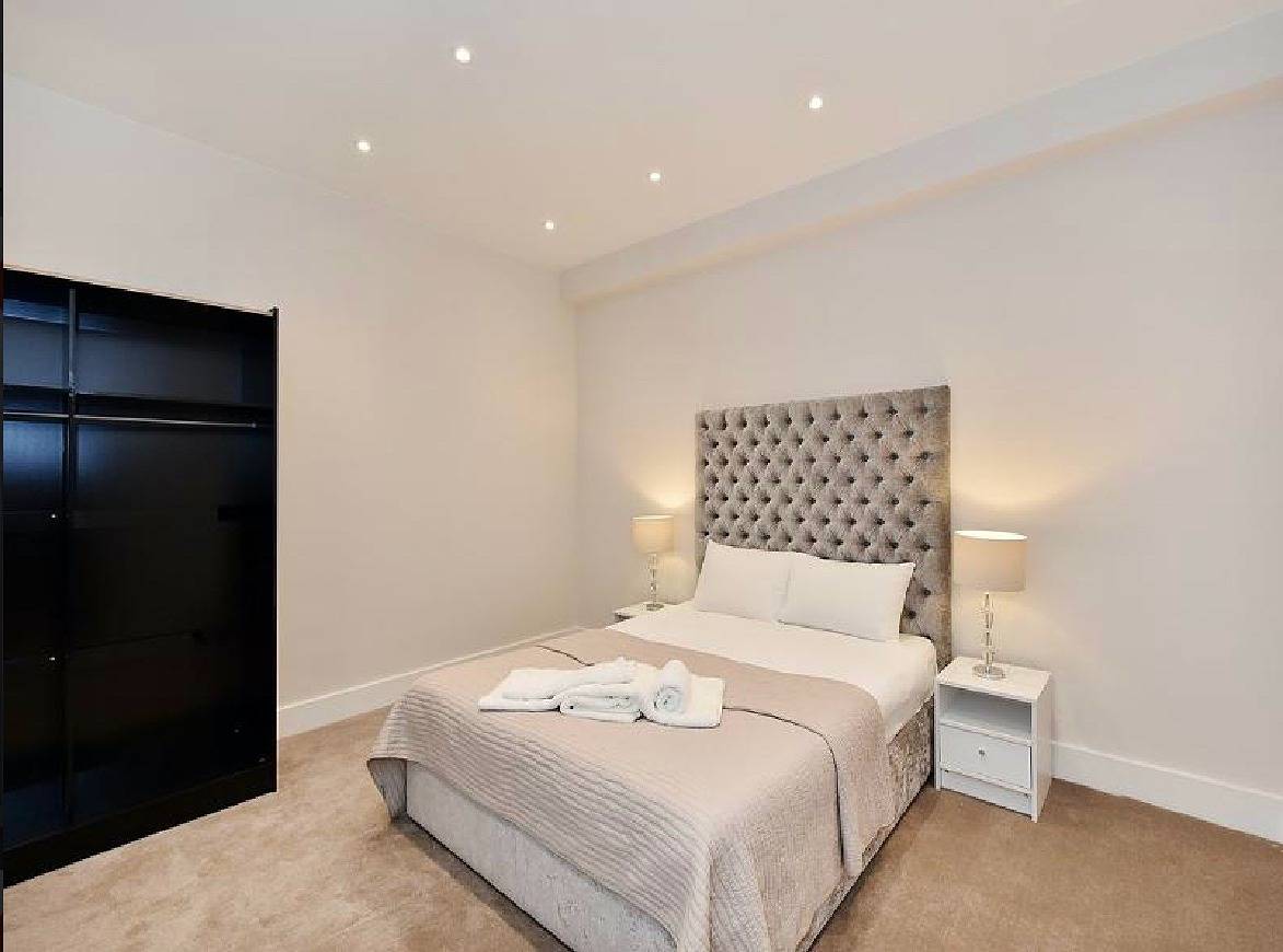Entire holiday apartment, 3-Bed South Kensington Flat with Outdoor Terrace in Kensington and Chelsea, London