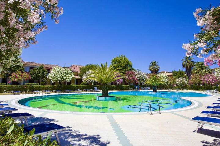 Appart’hôtel pour 8 personnes, avec Balcon et Terrasse ainsi que Jardin et Piscine à Budoni
