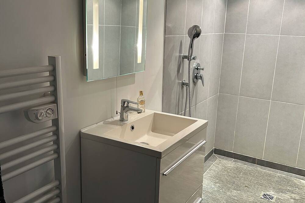 Charming bungalow on a beautiful estate in Velaux, Region de Aix-en-Provence