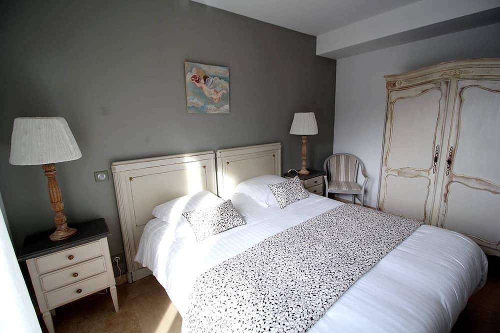 Near Sanary-sur-Mer, air-conditioned villa in Ollioules, Var, sea view, pets allowed(1). in Ollioules, Toulon region