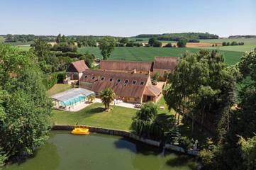 Location de vacances pour 28 personnes, avec piscine et balcon à Authon-du-Perche