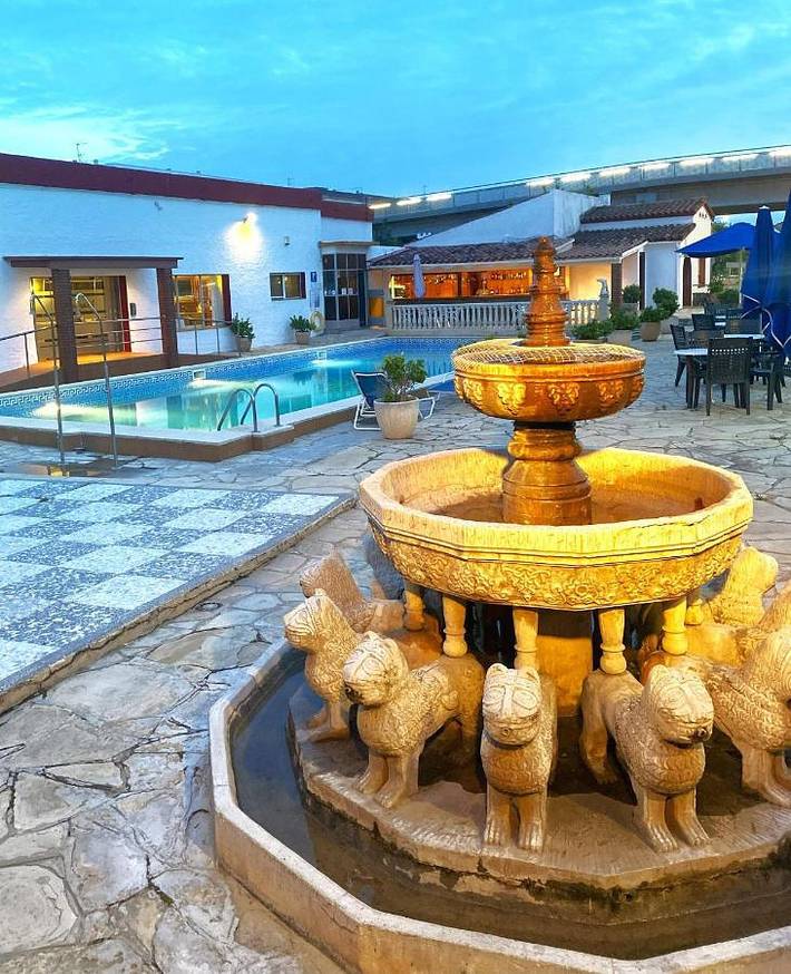 Gîte pour 2 personnes, avec terrasse et vue ainsi que piscine et jardin dans Segur de Calafell - 4