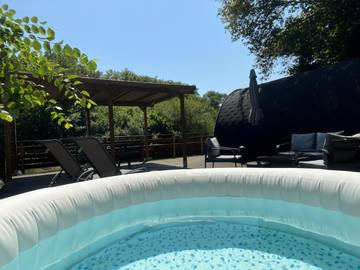 Cottage pour 3 personnes, avec jardin et vue ainsi que vue sur le lac et terrasse dans Jourgnac
