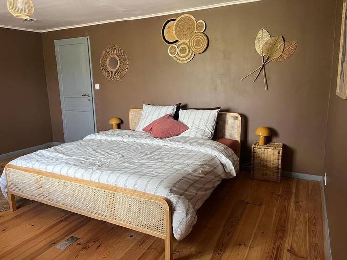 Location de vacances pour 2 personnes, avec vue et terrasse ainsi que jardin et piscine à Cazalrenoux