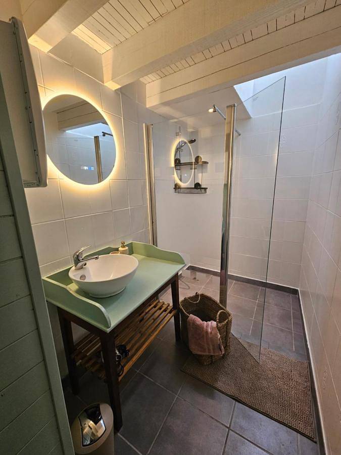 Location de vacances pour 6 personnes, avec vue ainsi que terrasse et jardin, animaux acceptés à Pionsat - 3