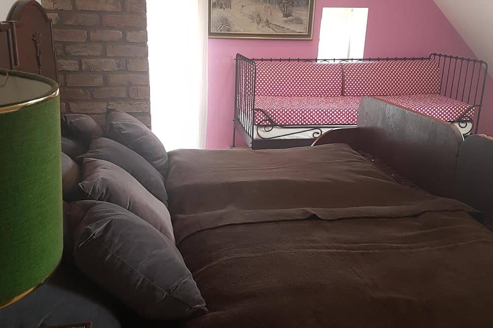 Entire apartment, Charming holiday apartment on the Lindenhof in Garz on Rügen in Garz/Rügen, Ruegen