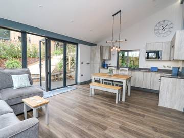 Log Cabin for 4 People in Tenby, Pembrokeshire, Photo 3