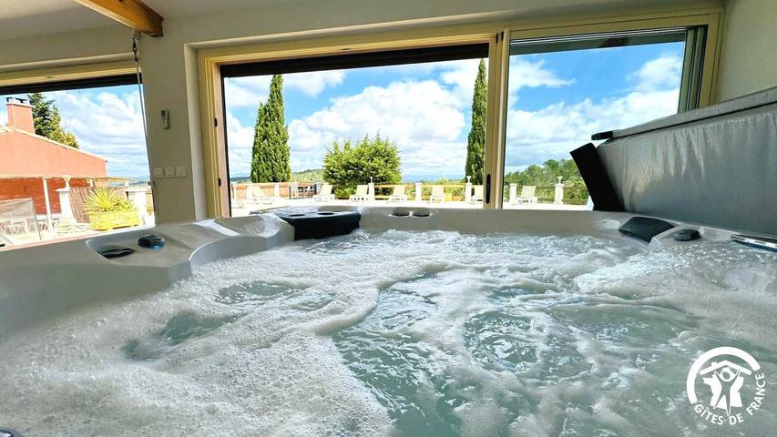 Gîte pour 10 personnes, avec sauna et terrasse ainsi que piscine et jacuzzi dans l' Aude