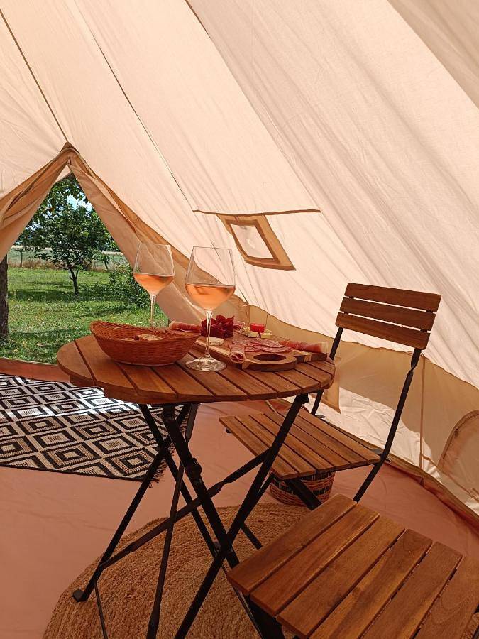 Tente pour 2 personnes, avec jardin et terrasse, animaux acceptés dans Allier - 3