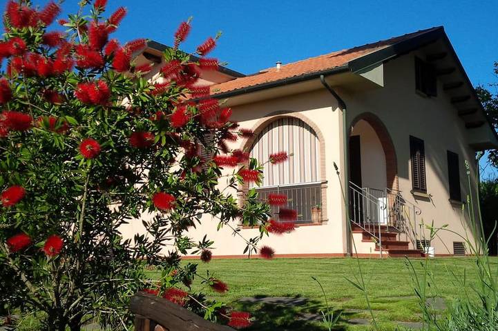 Casa vacanza per 5 persone, con balcone e giardino in Montescudaio
