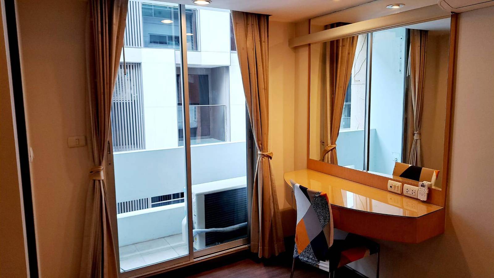 Ganze Ferienwohnung, 6D Serviced Apartment mit 3 Schlafzimmern in der Innenstadt und Gemeinschaftspool in Watthana District, Bangkok