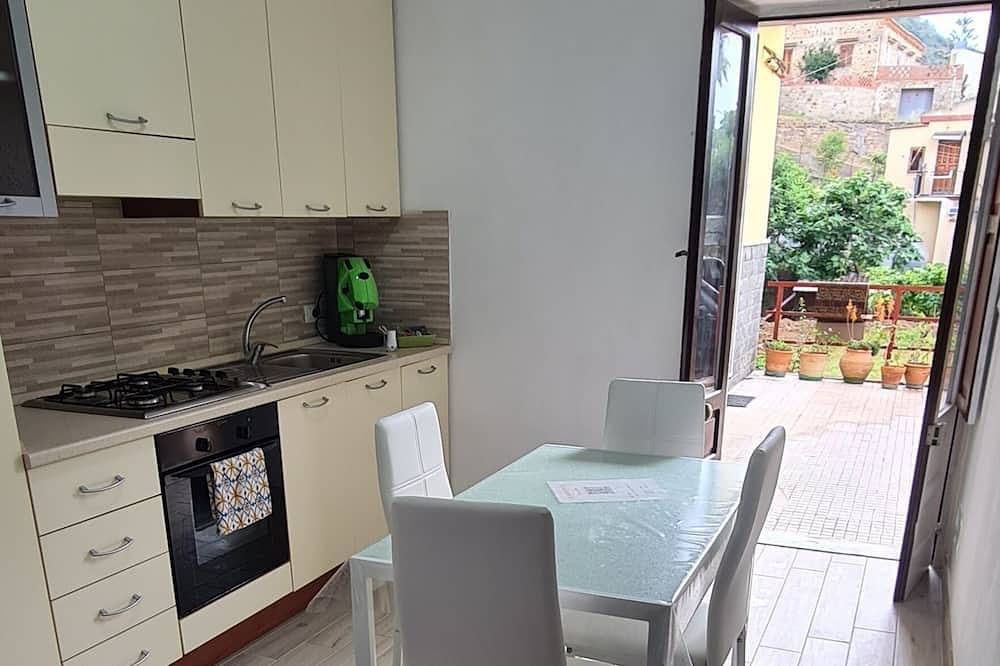 Apartamento inteiro, Renovated two-bedroom apartment, parking space, by the sea. in Marina di Caronia, Caronia