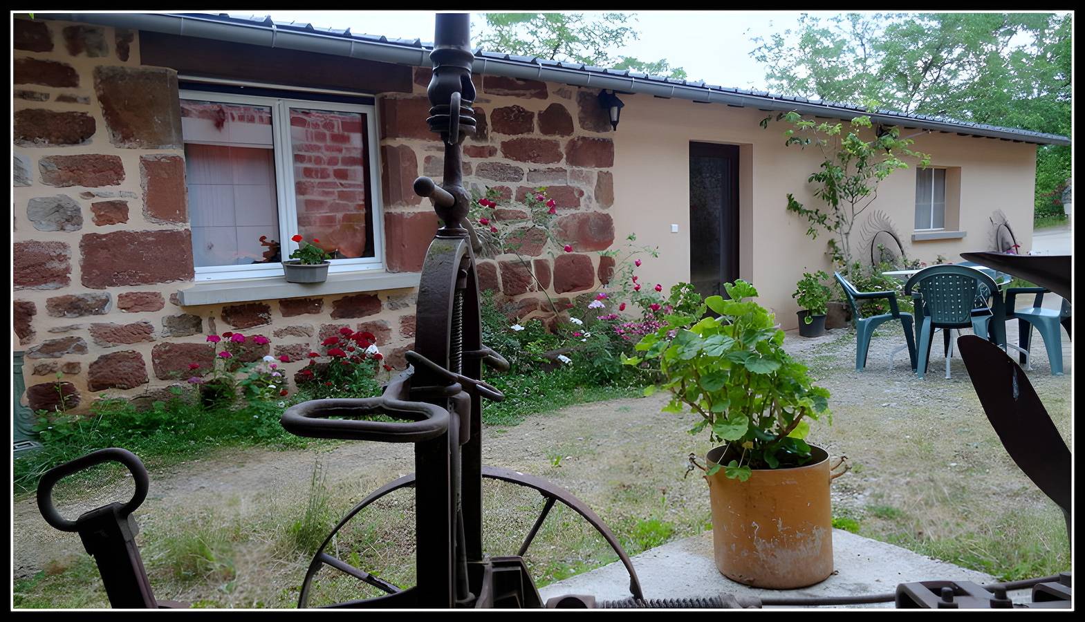 Casa de vacaciones 'La Charrue' con vistas a las montañas, piscina compartida y Wi-Fi in Villecomtal, Aveyron (desambiguación)