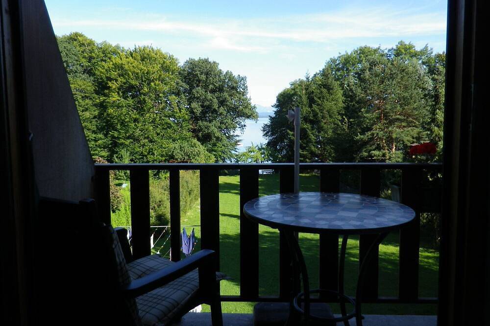 Ganze Wohnung, Appartement 1 - 22 qm -  Wohn-/Schlafraum, Küche, Dusche, Wc, eigener Balkon in Gollenshausen am Chiemsee, Gstadt am Chiemsee