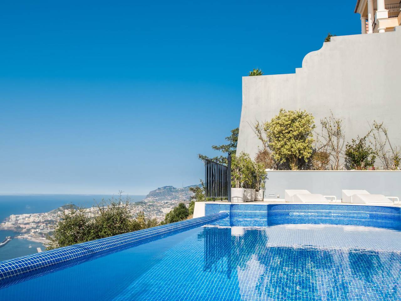 Schönes Ferienhaus in Sao Goncalo mit Privatem Pool in São Gonçalo, Madeira