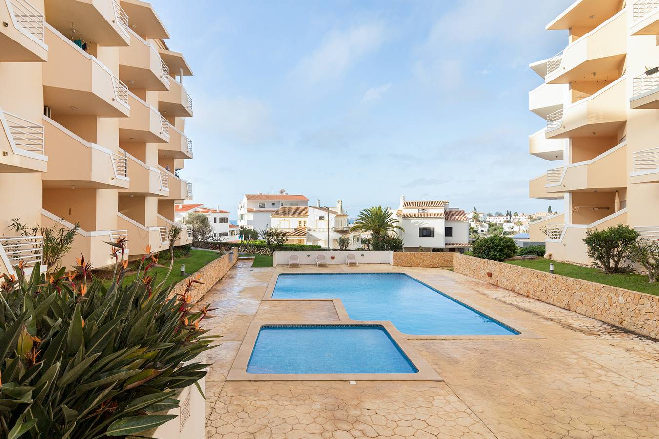 Apartamento entero, Apartamento vacacional 'Amoreira' con piscina compartida, jardín compartido y Wi-Fi in Alvor, Distrito de Faro