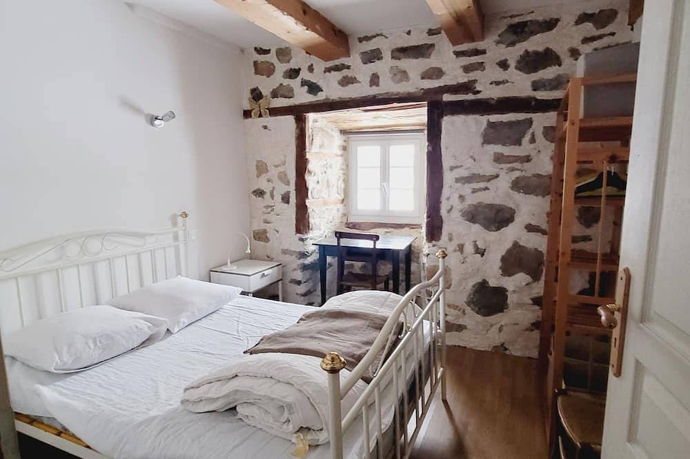 🏡 Traditional Auvergne house - Authentic stay in the heart of Auvergne in Saint-Donat, Parque Natural Regional Volcans d'Auvergne