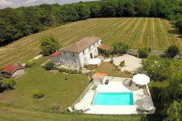 Gîte pour 8 personnes, avec jardin à Chérac