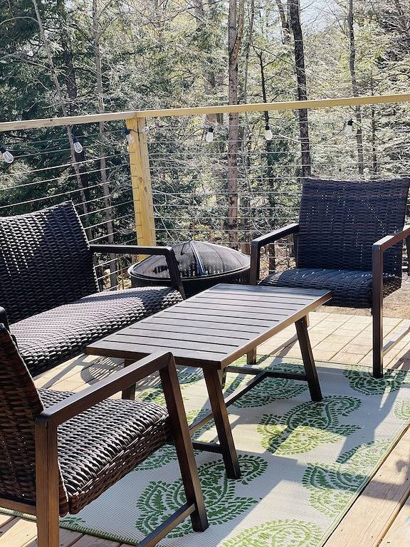 Charming Cottage with Jacuzzi, Fire Pit and Access to Nearby Lakes! in Smallwood, Sullivan County