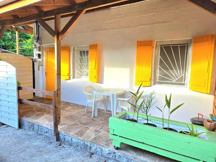 Maison de vacances pour 4 personnes, avec terrasse ainsi que jardin et piscine