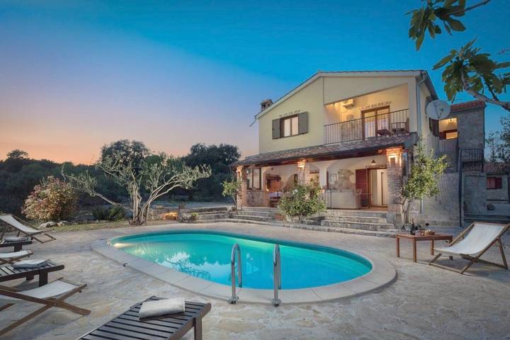 Villa für 16 Personen, mit Garten und Pool sowie Ausblick, mit Haustier in Rogoznica