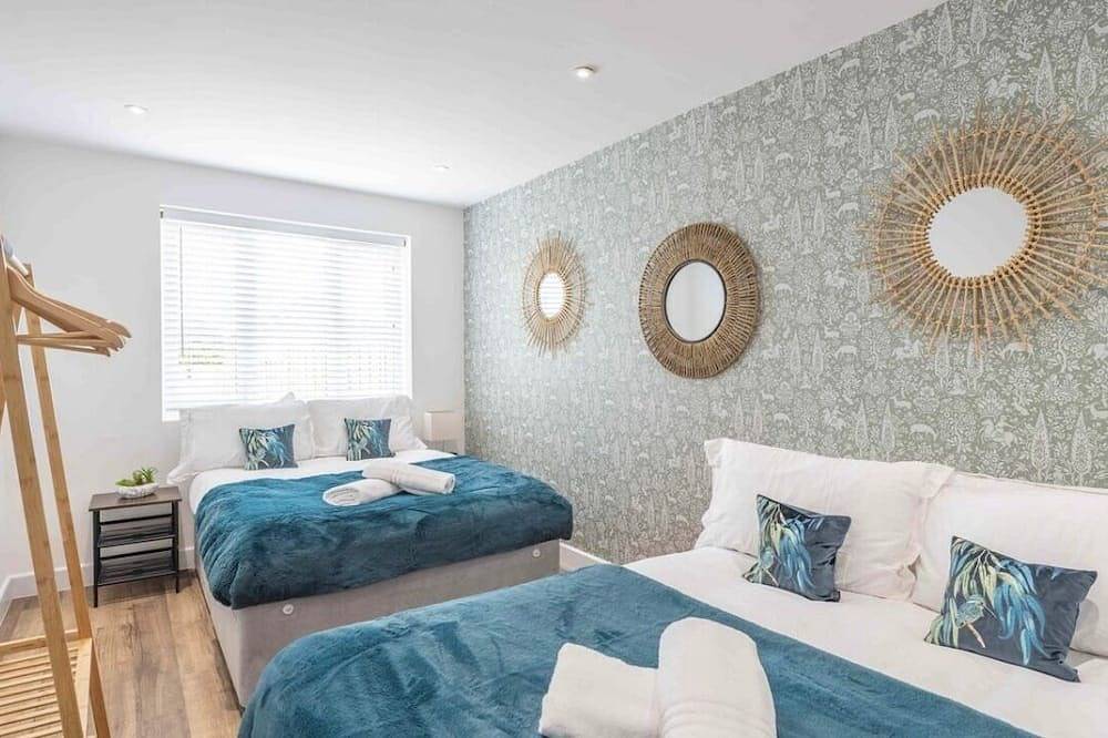 Luxe Ocean +playroom +Seascape/sleeps 12 in Barton on Sea, Hampshire
