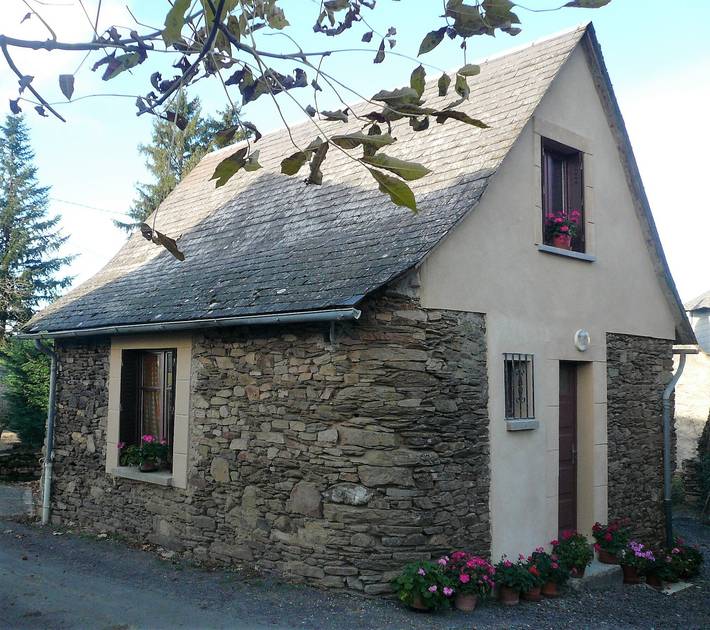 Maison De Claude: Private Terrace, Private Garden & Wi-Fi in Castelnau-de-Mandailles, Parc naturel régional de l'Aubrac