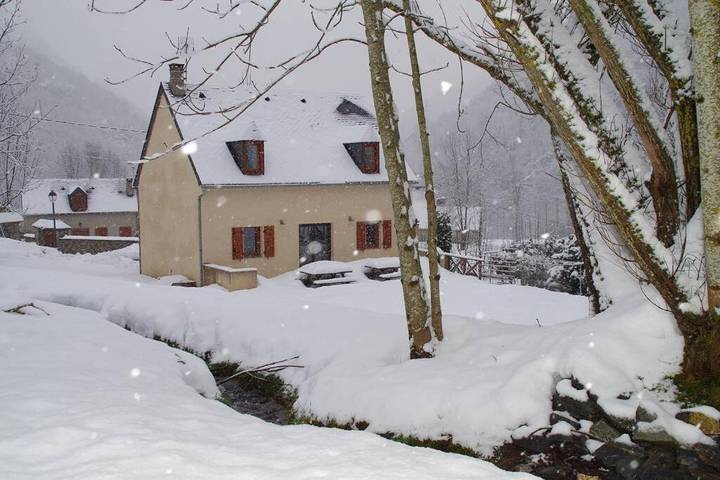 Location de vacances pour 10 personnes, avec Terrasse ainsi que Jardin et Vue à Tramezaïgues