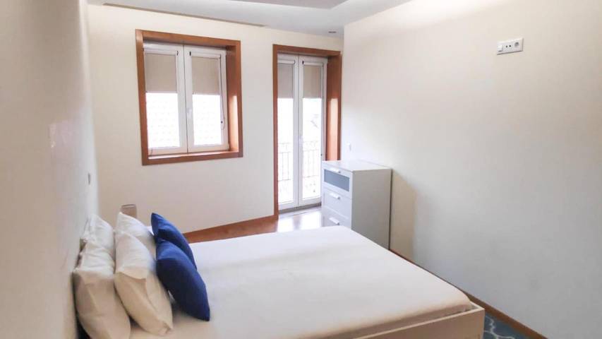Entire apartment, Apartment 'Porta 116 - Free Private Parking' with Balcony, Wi-Fi and Air Conditioning in Vila Real, Douro Valley