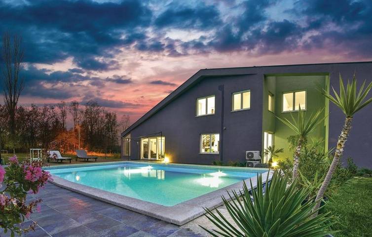 Ferienhaus für 8 Personen, mit Balkon und Whirlpool sowie Terrasse und Garten