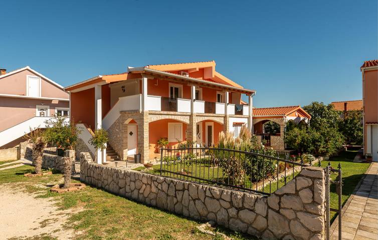 Ganze Ferienwohnung, Gemütliche Wohnung mit WLAN und Terrasse, 1 km von der Küste entfernt in Novigradsko More, Zadar