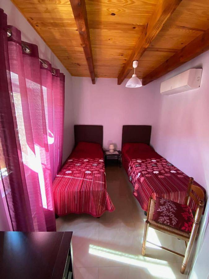 Location de vacances pour 4 personnes, avec jardin ainsi que vue et terrasse à Tréjouls