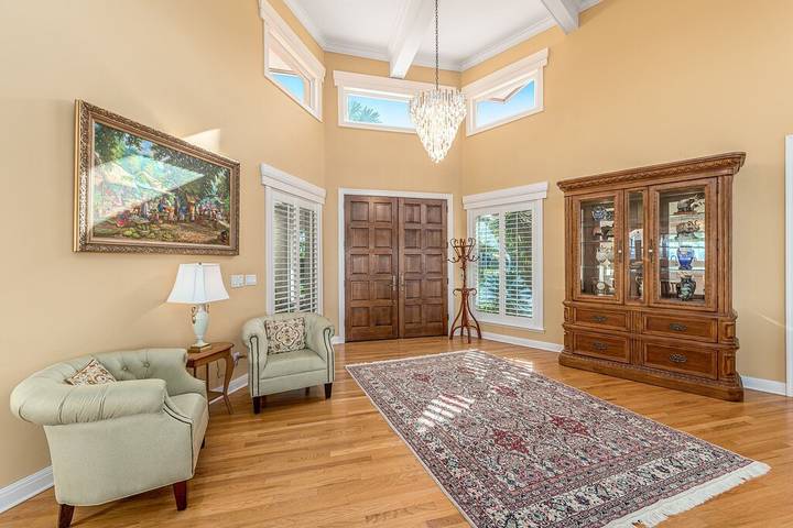 Vacation rental for 12 people, with yard and hot tub as well as balcony in Stuart