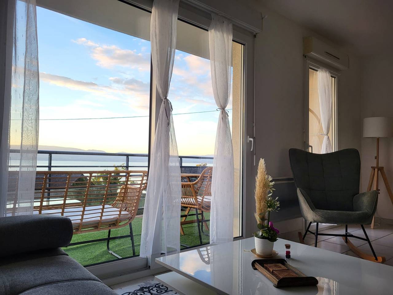 Ganze Wohnung, Geräumige Wohnung mit Pool, Balkon, Parkplatz und Wlan in Publier in Publier, Thonon-les-Bains und Umgebung