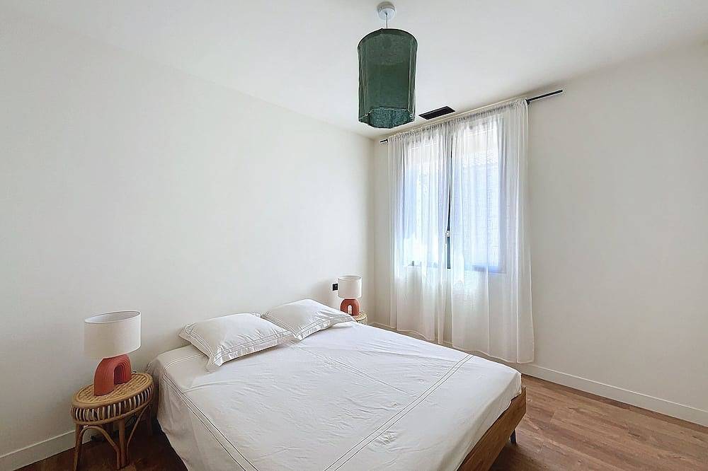 Village house in Provence with swimming pool and private terrace in Eyragues, Arles region