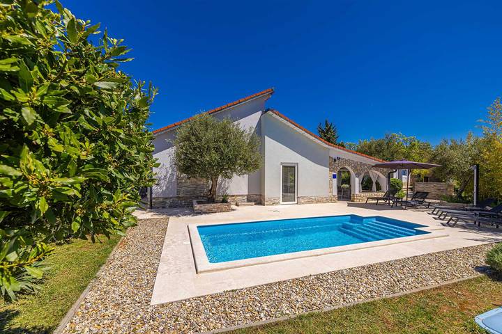 Ferienwohnung für 6 Personen, mit Balkon/Terrasse und Terrasse sowie Garten und Pool in Pinezici