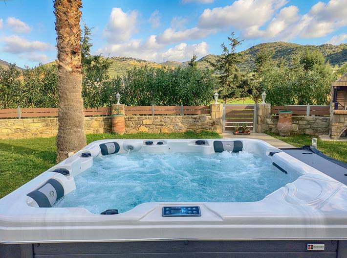 Ferienhaus für 6 Personen, mit Balkon und Whirlpool sowie Garten und Pool