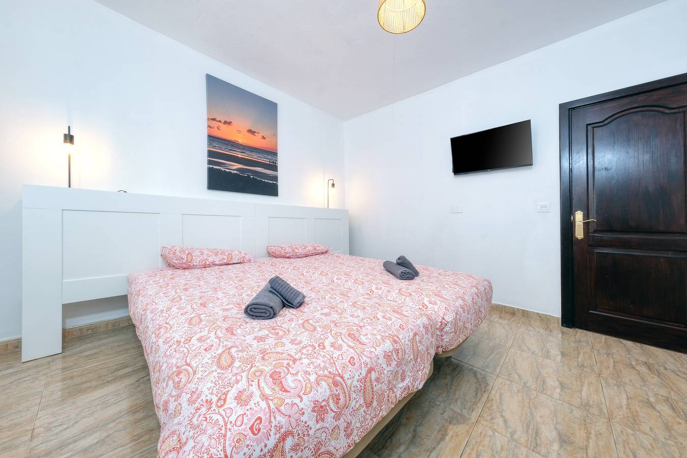 Apartamento vacacional entero, Habitación La Gomera con baño privado externo in Tinajo, Parque Nacional de Timanfaya