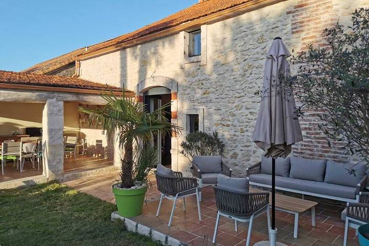 Location de vacances pour 10 personnes, avec Jacuzzi ainsi que Terrasse et Jardin à Chaillevette